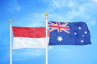 Endonezya ve Avustralya bayrak direkleri ve mavi bulutlu arka planda iki bayrak