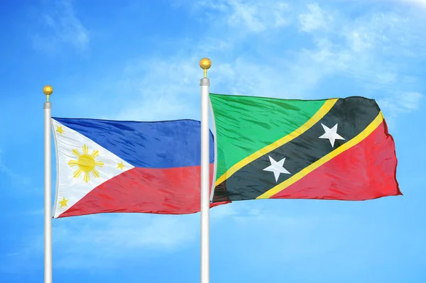 Philippinen Und Kitts Und Nevis Zwei Flaggen Auf Fahnenmasten Und — Stockfoto