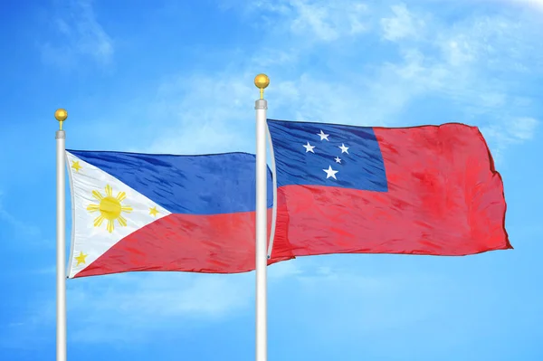 Filipinler Samoa Bayrak Direkleri Üzerinde Iki Bayrak Mavi Bulutlu Arka — Stok fotoğraf