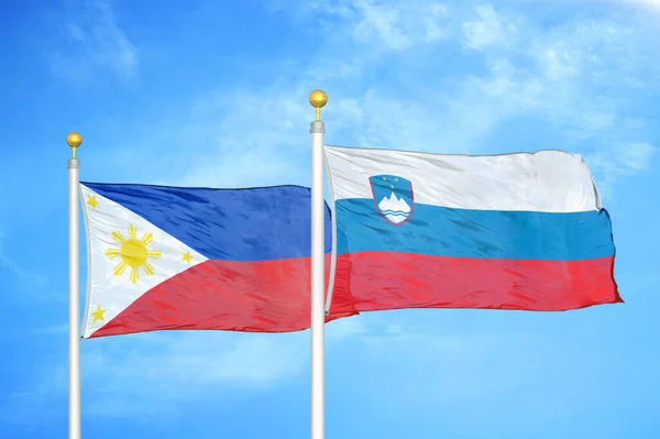 Filipinas Eslovenia Dos Banderas Sobre Asta Bandera Fondo Azul Cielo — Foto de Stock