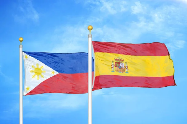 Philippines Espagne Deux Drapeaux Sur Mâts Fond Bleu Ciel Nuageux — Photo