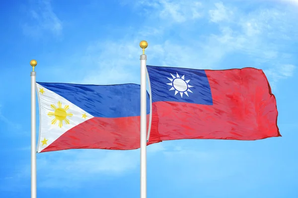 Filipinas Taiwán Dos Banderas Sobre Asta Bandera Fondo Azul Cielo — Foto de Stock