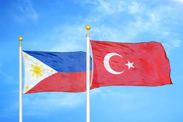 Filipinas Turquía Dos Banderas Sobre Asta Bandera Fondo Azul Cielo — Foto de Stock