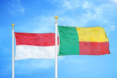 Endonezya ve Benin bayrak direkleri üzerinde iki bayrak ve mavi bulutlu arka plan