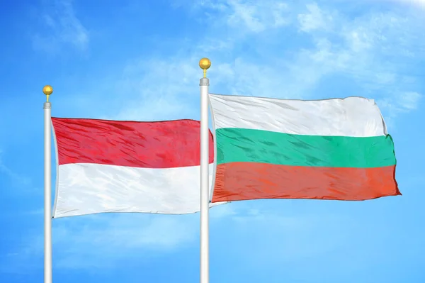 Indonesië Bulgarije Twee Vlaggen Vlaggenmasten Blauwe Bewolkte Lucht Achtergrond — Stockfoto