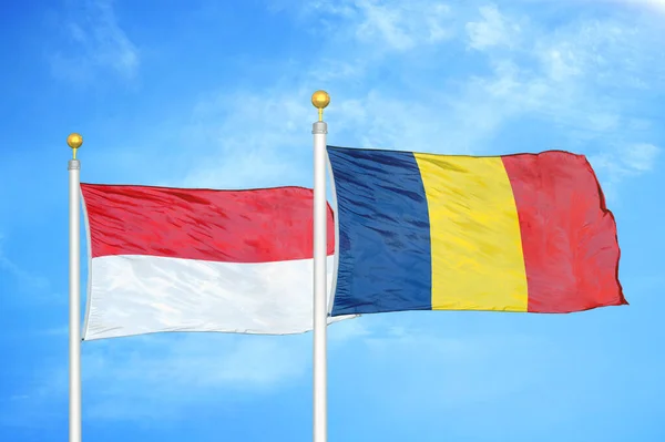 Indonesië Tsjaad Twee Vlaggen Vlaggenmasten Blauwe Bewolkte Lucht Achtergrond — Stockfoto