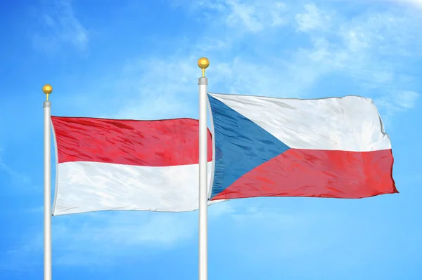 インドネシアとチェコ共和国旗竿と青空の背景に2つの旗 — ストック写真
