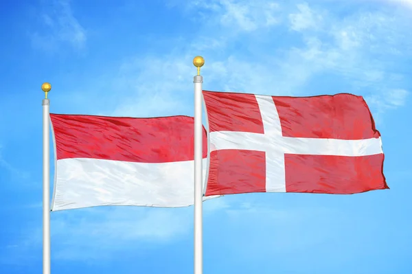 Endonezya Danimarka Bayrak Direkleri Mavi Bulutlu Arka Planda Iki Bayrak — Stok fotoğraf