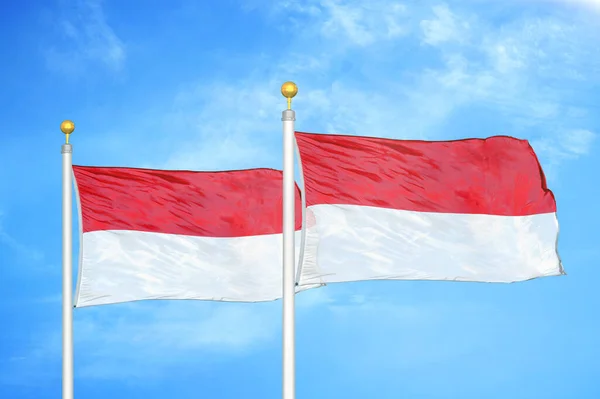 Indonésia Duas Bandeiras Flagpoles Azul Céu Nublado Fundo — Fotografia de Stock