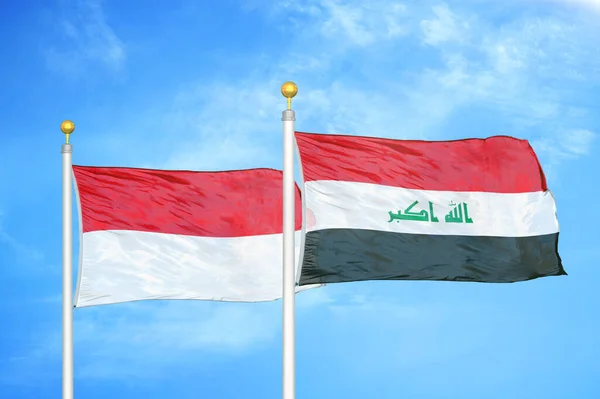 Indonesia Irak Dos Banderas Sobre Asta Bandera Fondo Azul Cielo — Foto de Stock