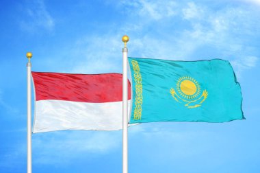Endonezya ve Kazakistan bayrak direkleri ve mavi bulutlu arka planda iki bayrak