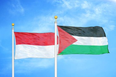 Endonezya ve Filistin bayrak direkleri ve mavi bulutlu arka planda iki bayrak