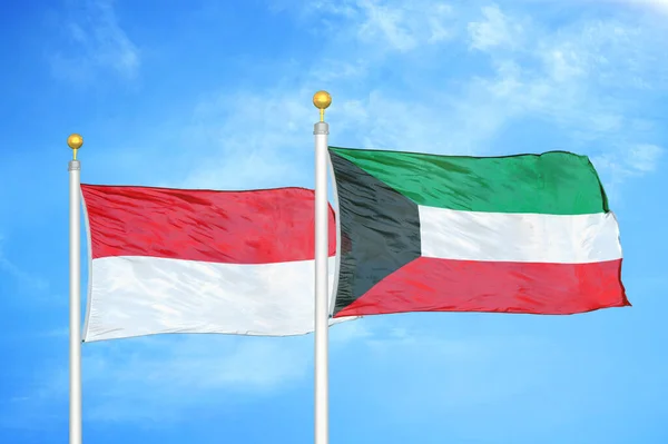 Indonesia Kuwait Dos Banderas Sobre Asta Bandera Fondo Azul Cielo — Foto de Stock