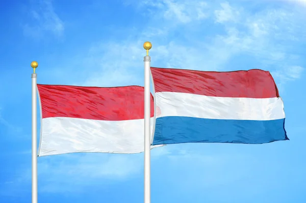 인도네시아와 네덜란드 깃대에 구름낀 배경에 — 스톡 사진