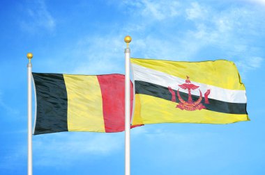 Belçika ve Brunei Darussalam bayrak direğinde iki bayrak ve mavi bulutlu bir arka plan