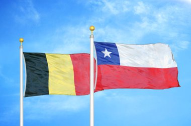 Belçika ve Şili bayrak direkleri ve mavi bulutlu arka planda iki bayrak