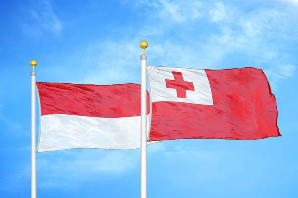 Indonesië Tonga Twee Vlaggen Vlaggenmasten Blauwe Bewolkte Lucht Achtergrond — Stockfoto