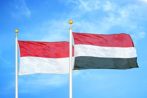 Indonesia Yemen Dos Banderas Sobre Asta Bandera Fondo Azul Cielo —  Fotos de Stock