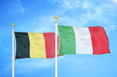Belçika ve İtalya bayrak direkleri ve mavi bulutlu arka planda iki bayrak