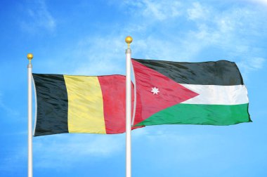 Belçika ve Ürdün bayrak direkleri üzerinde iki bayrak ve mavi bulutlu arka plan