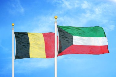 Belçika ve Kuveyt bayrak direkleri ve mavi bulutlu arka planda iki bayrak