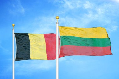 Belçika ve Litvanya bayrak direkleri ve mavi bulutlu arka planda iki bayrak