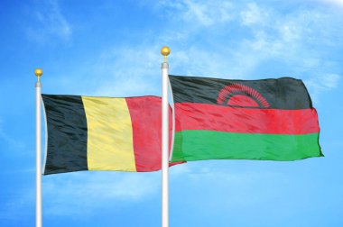 Belçika ve Malawi bayrak direkleri ve mavi bulutlu arka planda iki bayrak