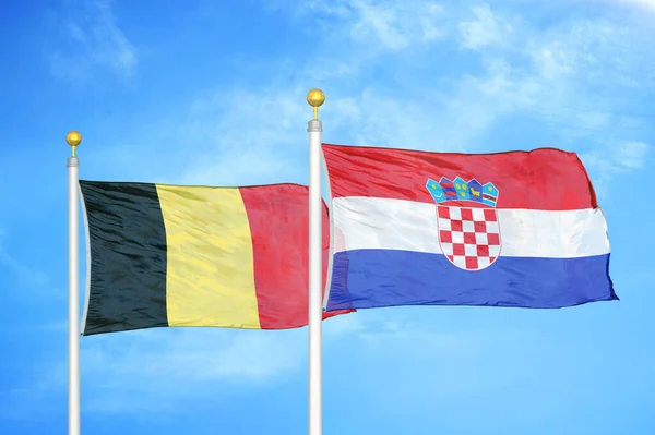 België Kroatië Twee Vlaggen Vlaggenmasten Blauwe Bewolkte Hemelachtergrond — Stockfoto