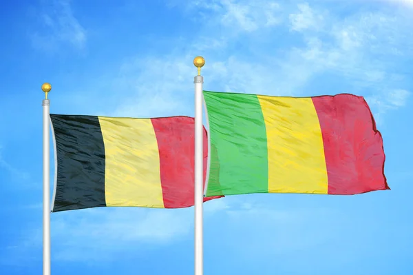 Bélgica Mali Duas Bandeiras Postes Bandeira Azul Céu Nublado Fundo — Fotografia de Stock