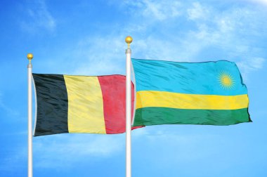 Belçika ve Ruanda bayrak direkleri ve mavi bulutlu arka planda iki bayrak
