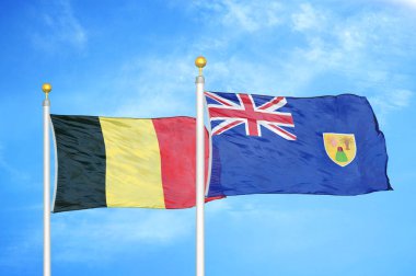 Belçika, Türkler ve Caicos Adaları bayrak direkleri ve mavi bulutlu arka planda iki bayrak