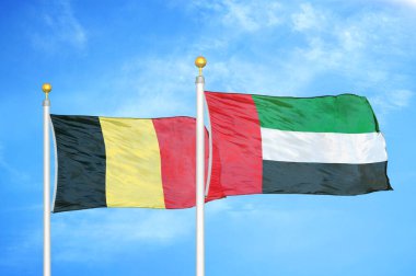 Belçika ve Birleşik Arap Emirlikleri bayrak direkleri ve mavi bulutlu arka planda iki bayrak
