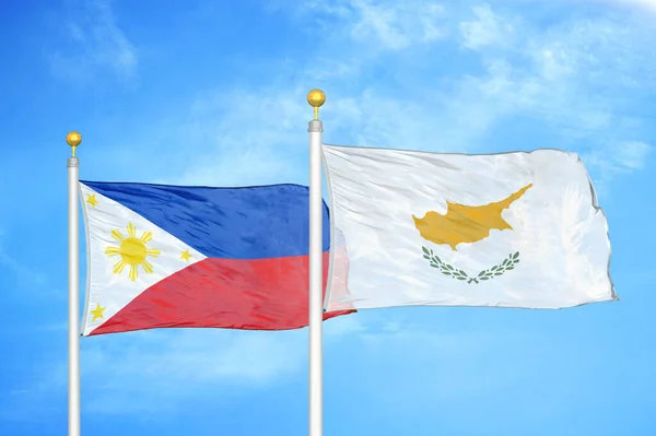Filipinler Kıbrıs Rum Kesimi Bayrak Direkleri Mavi Bulutlu Arka Planda — Stok fotoğraf