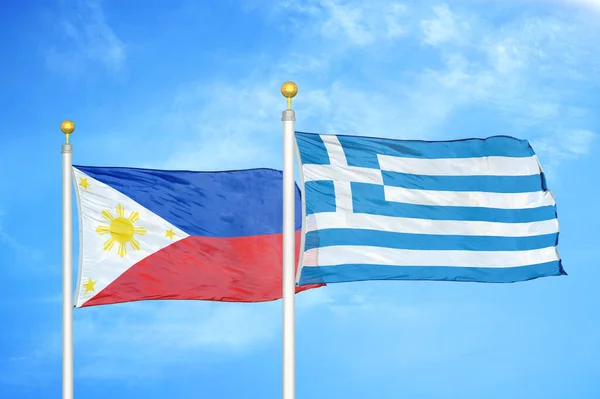 Filipinler Yunanistan Bayrak Direkleri Mavi Bulutlu Arka Planda Iki Bayrak — Stok fotoğraf