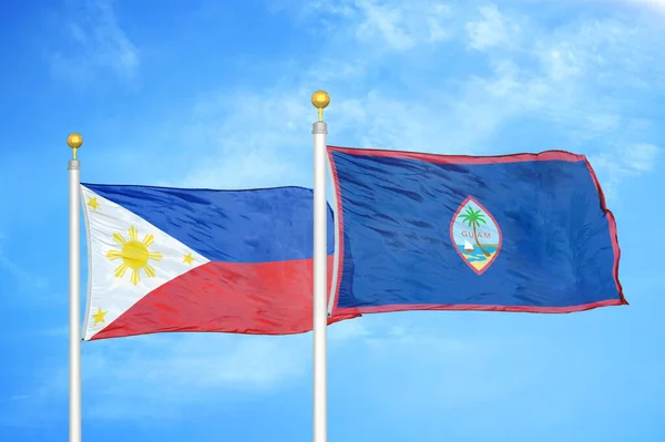Filipinas Guam Dos Banderas Sobre Asta Bandera Fondo Azul Cielo — Foto de Stock