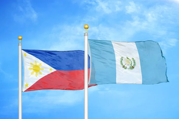 Filipinler Guatemala Bayrak Direkleri Mavi Bulutlu Arka Planda Iki Bayrak — Stok fotoğraf