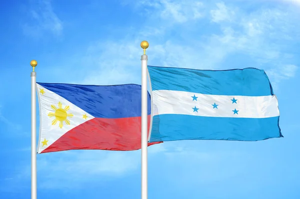 Filipinler Honduras Bayrak Direkleri Üzerinde Iki Bayrak Mavi Bulutlu Arka — Stok fotoğraf