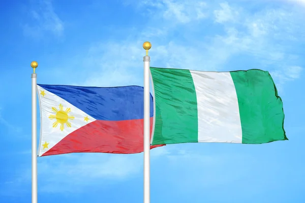 Filipinas Nigeria Dos Banderas Sobre Asta Bandera Fondo Azul Cielo — Foto de Stock