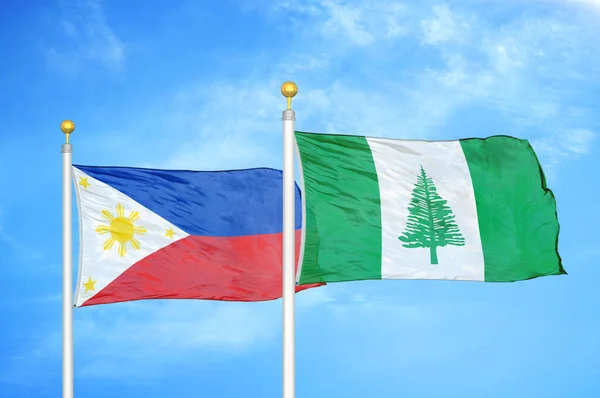 Filipinas Isla Norfolk Dos Banderas Sobre Asta Bandera Fondo Azul — Foto de Stock