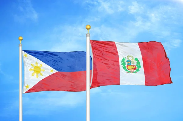 Filipinas Perú Dos Banderas Sobre Asta Bandera Fondo Azul Cielo — Foto de Stock