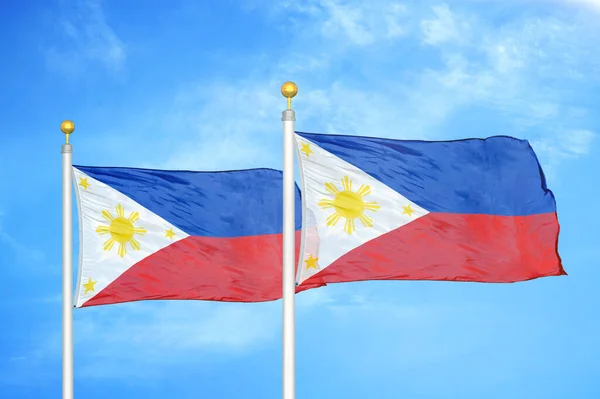 Filipinas Dos Banderas Sobre Asta Bandera Fondo Azul Cielo Nublado —  Fotos de Stock