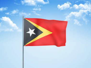 Bulutlu gökyüzünde Doğu Timor bayrağı dalgalanıyor.