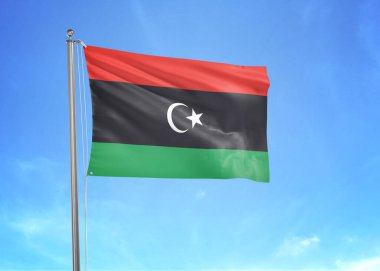 Bulutlu gökyüzünde Libya bayrağı dalgalanıyor