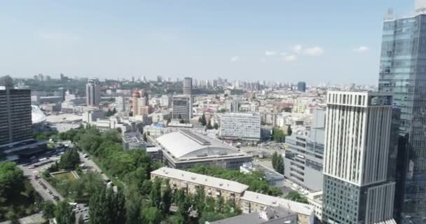 Luchtfoto van wolkenkrabber in Kiev, Oekraïne — Stockvideo