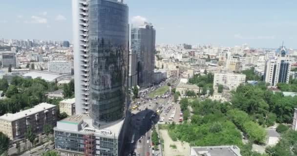 Letecký pohled na mrakodrap v Kyjevě, Ukrajina — Stock video