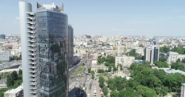 Letecký pohled na mrakodrap v Kyjevě, Ukrajina — Stock video