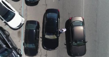 Bir adamın arabada oturması gibi.