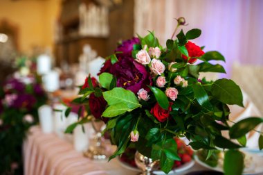 Gül ve peonies doğal çiçek dekorasyon düğün