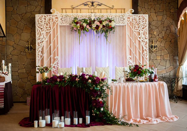 Casamento decoração de flores naturais com rosas e peônias — Fotografia de Stock