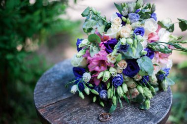 Düğün buketi ahşap bir yuvarlak masa üzerinde